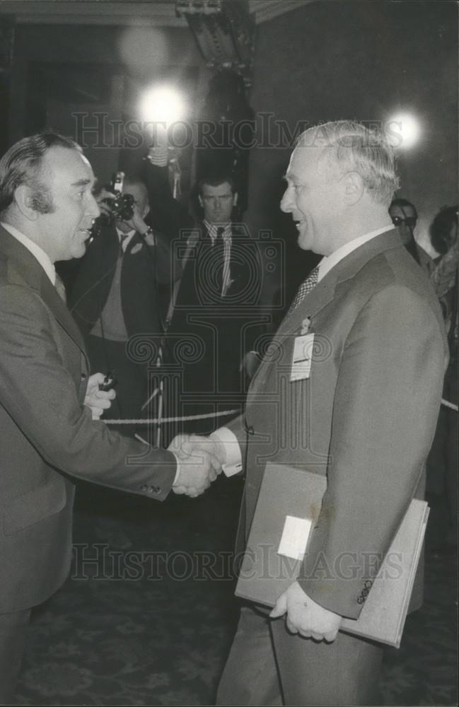 1975 Press Photo George Leber the German Minister of Defense at the NATO Confere - Historic Images