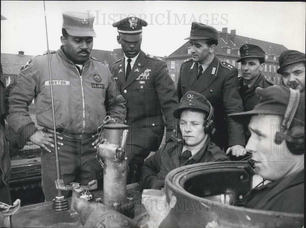 1957 Press Photo Nuemunster/Holstein US-officers are busy to train German tank - Historic Images