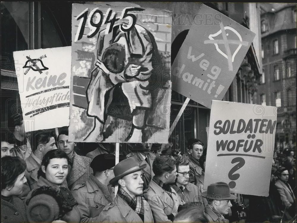 1955 Press Photo Socialist youth organizations protested in Frankfort - Historic Images