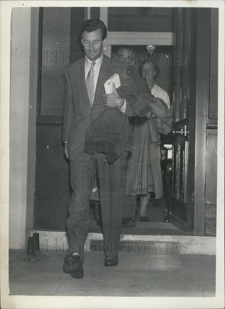 1955 Press Photo Capt Townsend Princess Margarets Beau Leaving His London Flat - Historic Images