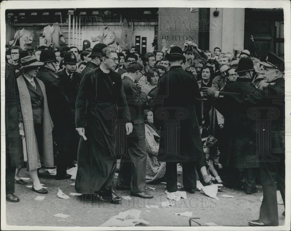 1961 Press Photo Ban-the-bomb sit -down demonstration in Trafalgar Square - Historic Images