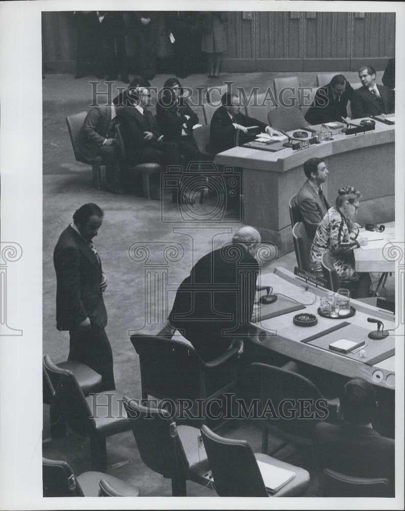 1976 Press Photo Zehdi Labib Terzi Representativ Of PLO With Chaim Herzog AT UN - Historic Images