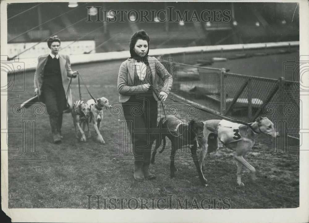 Press Photo Kennel Maids Bring Out Dogs For Trial Run - Historic Images
