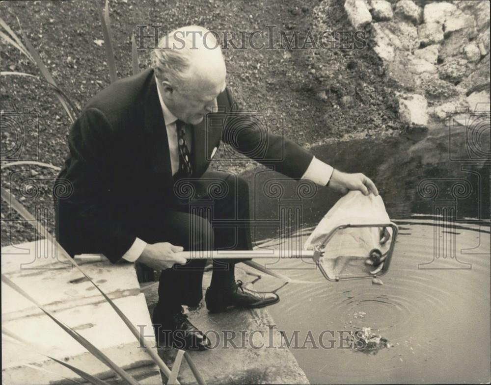 1971 Press Photo Sir Desmond Plummer first fish-tench new unit London Council - Historic Images