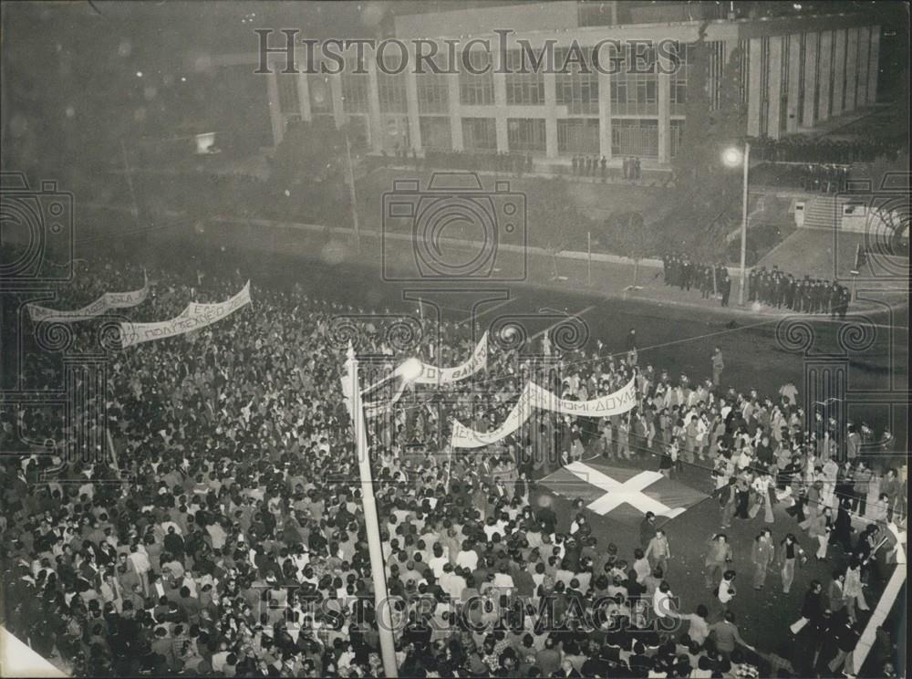 Press Photo March to the American embassy on occasion of the second - Historic Images