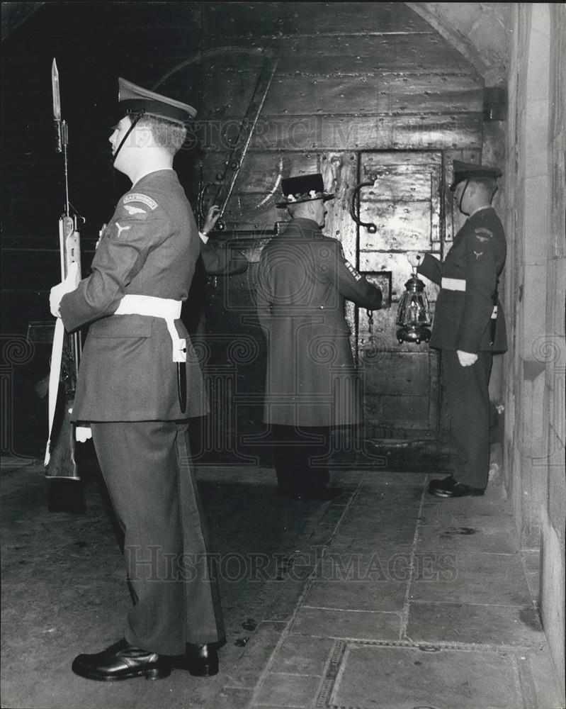 1968 Press Photo Ceremony of Keys, Tower of London - Historic Images