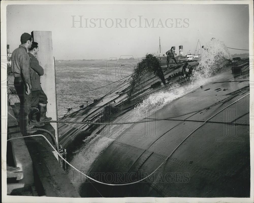 1956 Press Photo Raising the sunken Danish liner"Kromprins Frederik" - Historic Images