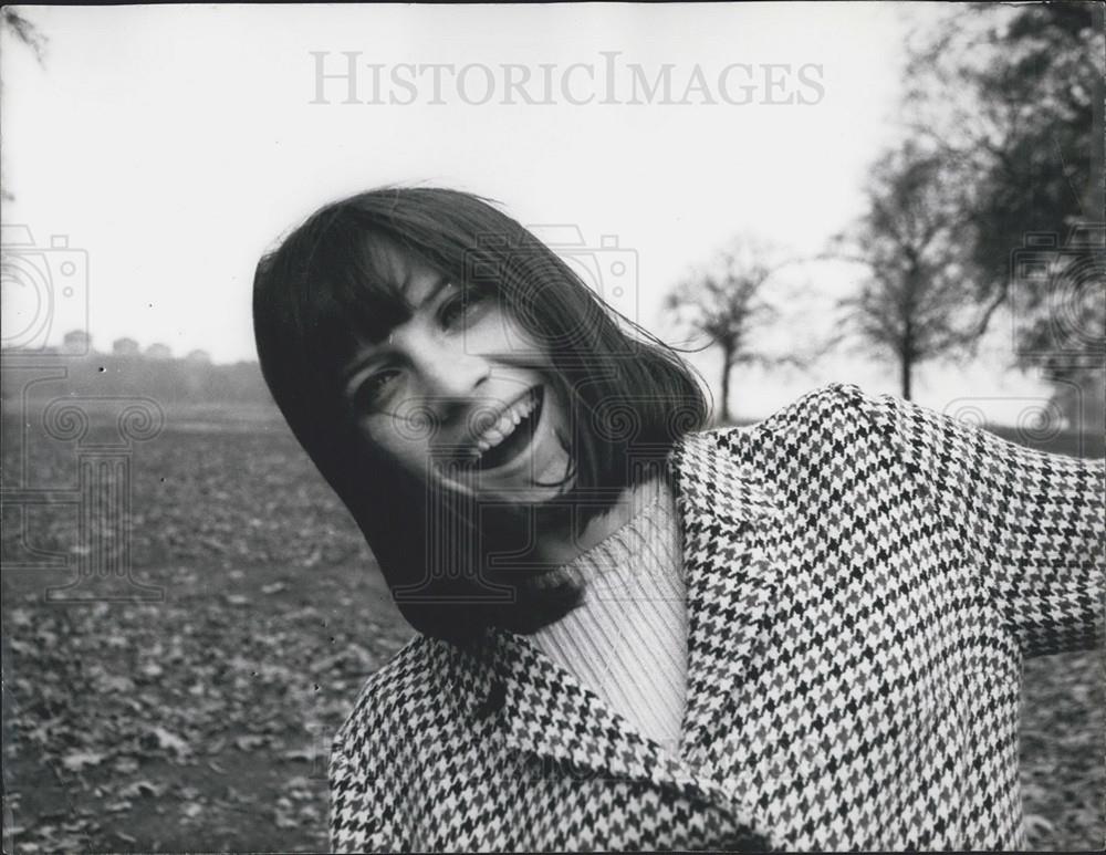 Press Photo Woman Sandie Shaw Walking Through Hyde Park Windy - Historic Images