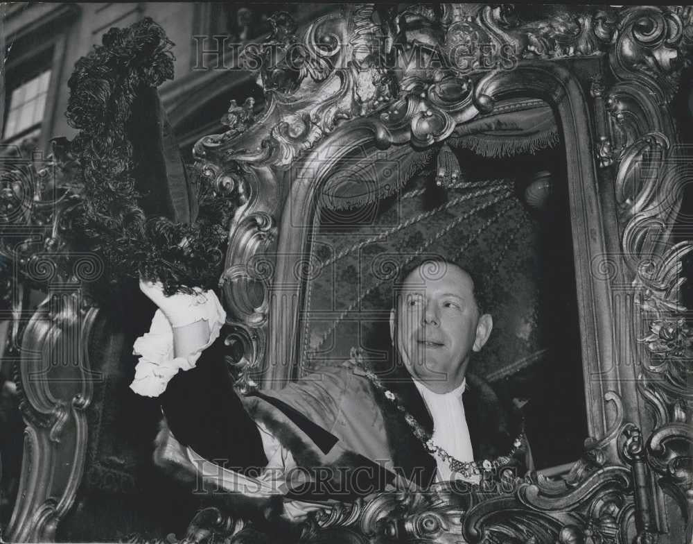 Press Photo Sir Denys Lowson Lord Mayor of London - Historic Images