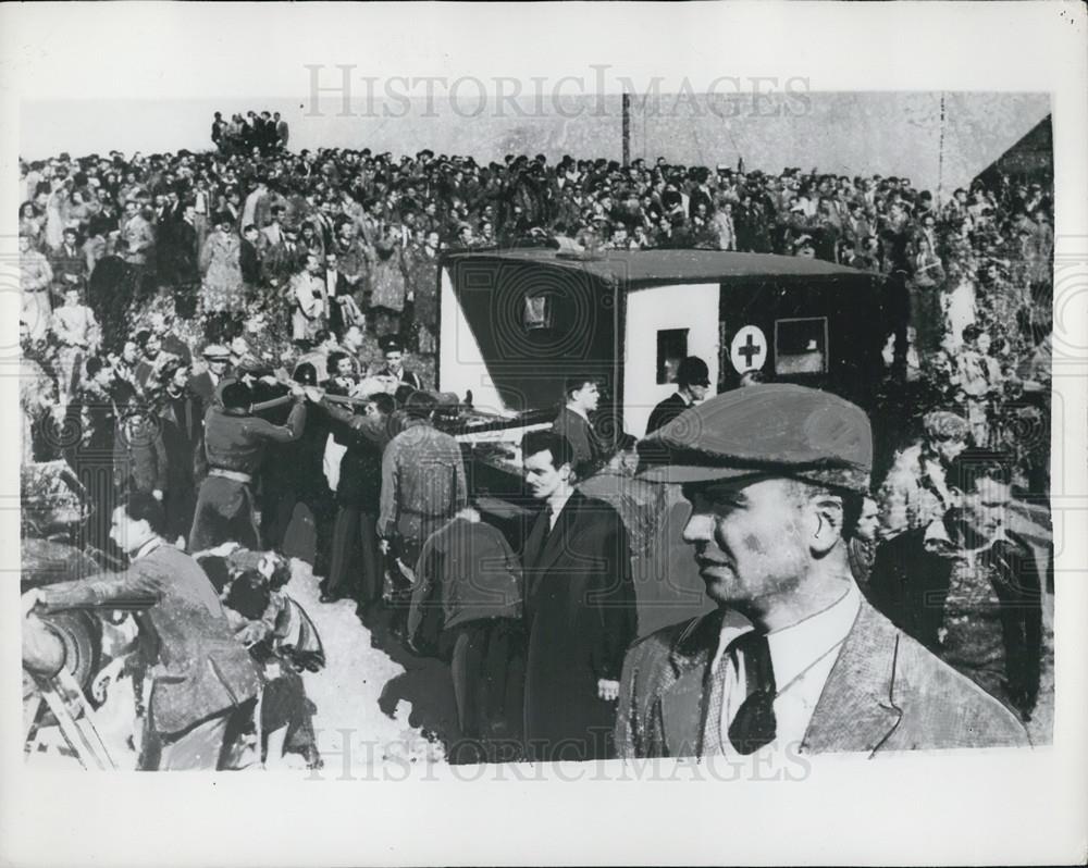 Press Photo Fernborough Air Display Disaster Bodies Loaded Into Ambulance - Historic Images