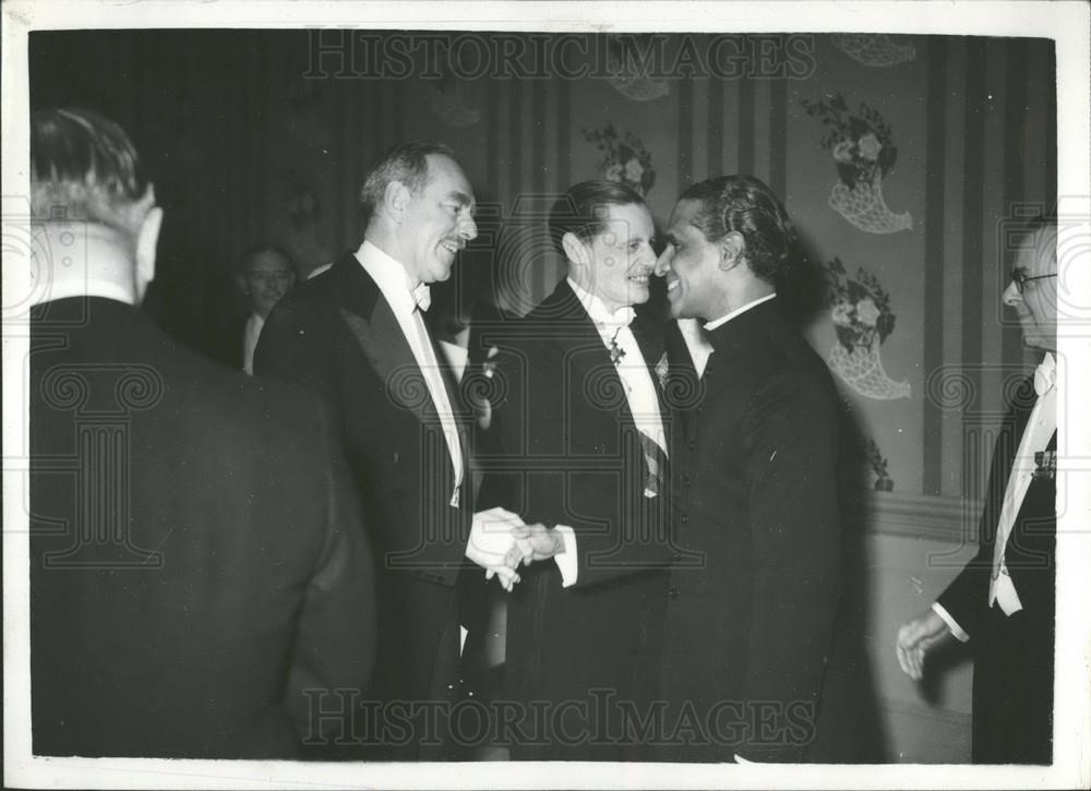 1950 Press Photo Krishna Menon, Dean Acheson, Savoy Hotel Pilgrims Dinner - Historic Images