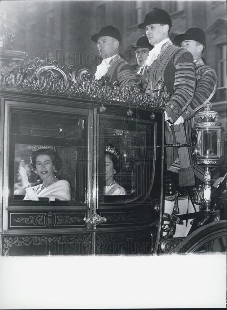 1964 Press Photo H.M the queen seen when she left Buckingham palace - Historic Images