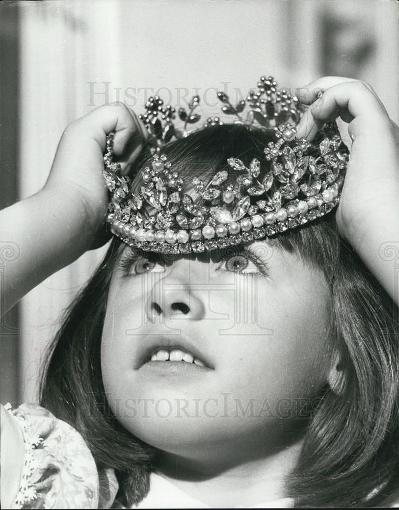 1979 Press Photo 4 year old Christine Cashman Crowned Miss Pears - Historic Images