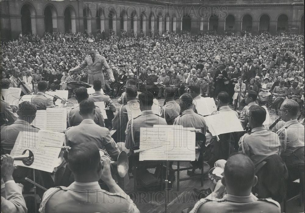 1954 Press Photo American Air Force band playing in the Court of Honour - Historic Images