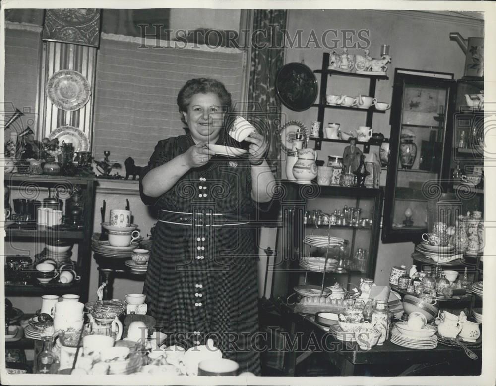 1956 Press Photo Antique Dealer Miss Louise Kitty Martin with some of her China - Historic Images