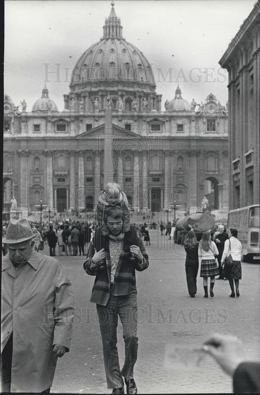 1975 Press Photo Tourists In St Peters Basillica Rome During Holy Year - Historic Images