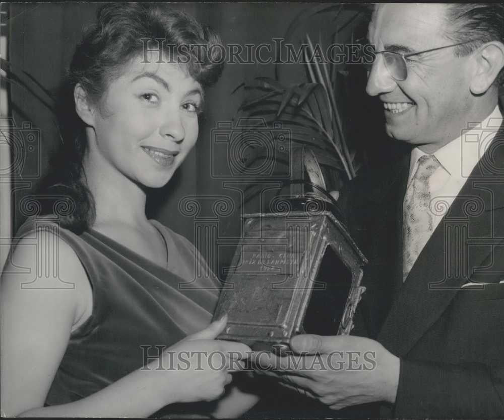 1958 Press Photo M. Wiart, vice-chairman of the Radio Club, prize to Dora Neri - Historic Images