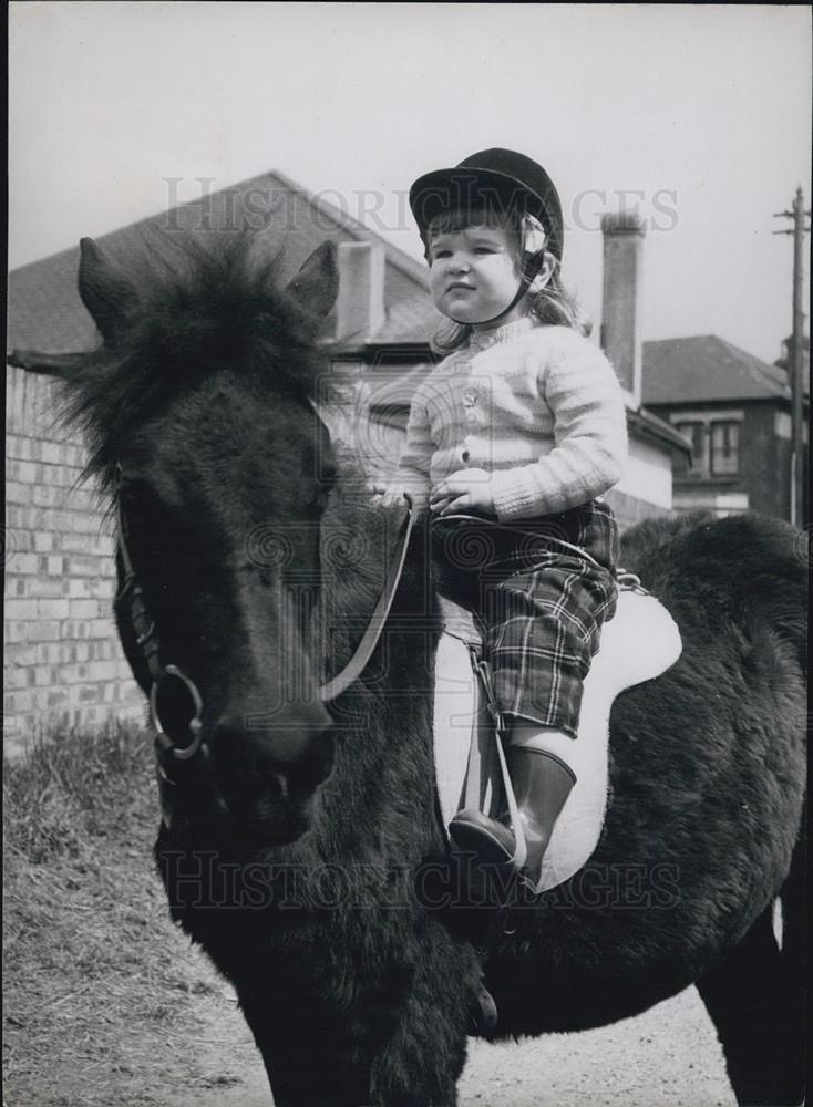 Press Photo Velma Faulkner sits astride Patsy the pony - Historic Images