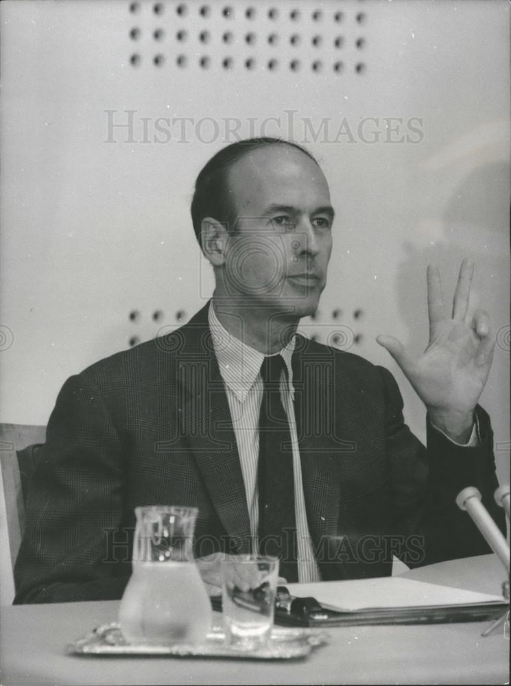 1969 Press Photo French Finance Minister Giscard D&#39;Estaing Holds Conference - Historic Images