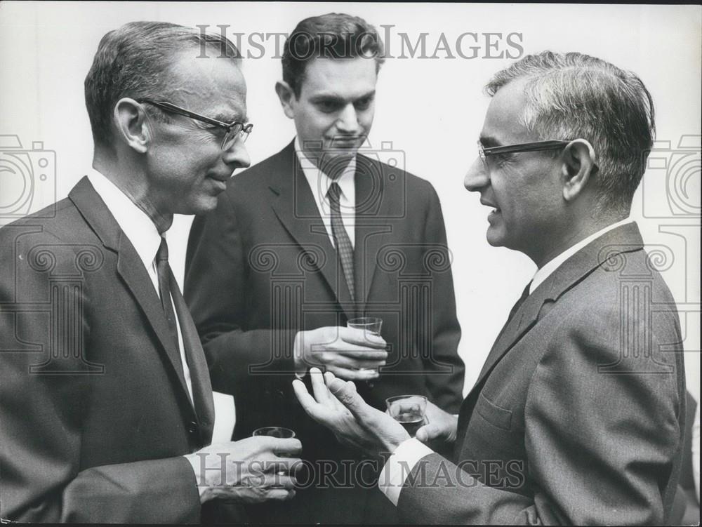 1968 Press Photo Professor Robert Holley Cornell Dr. Marshal Nirenberg Gobind - Historic Images