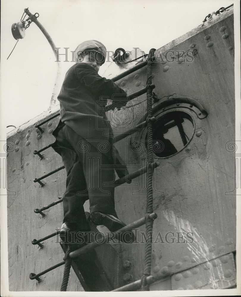 1957 Press Photo Lt Neil Pascoe In Command Of HMS Duke Of York AT Breaker&#39;s Yard - Historic Images