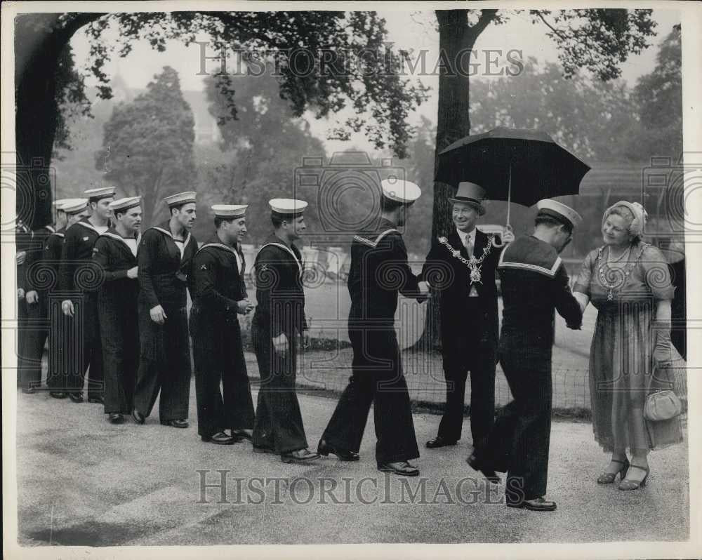 Press Photo Foreign naval personnel received by the Mayor and Mayoress of Portsm - Historic Images