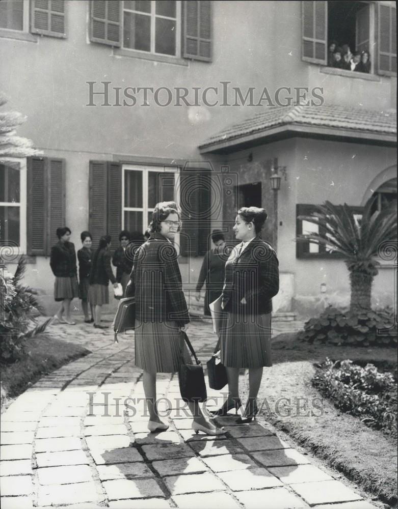 Press Photo Al Azhar University, Cairo female students outside of hostel - Historic Images