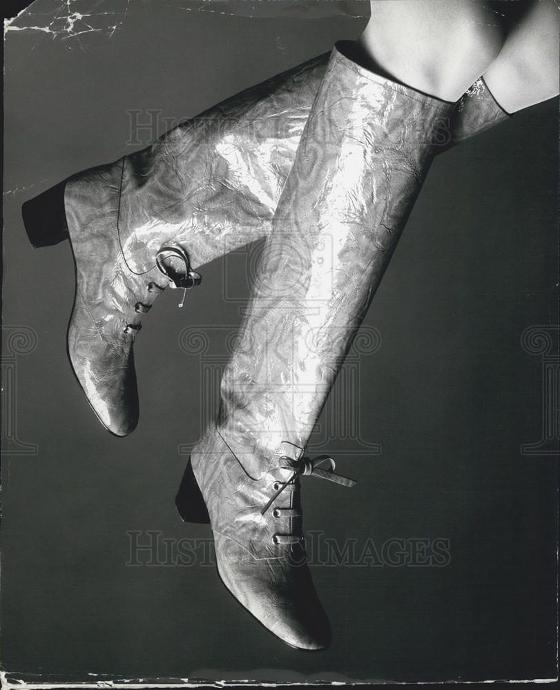 1970 Press Photo Tie Die Effect In &quot;Corfam&quot;  Knee Boot With Instep Lace-Spanish - Historic Images