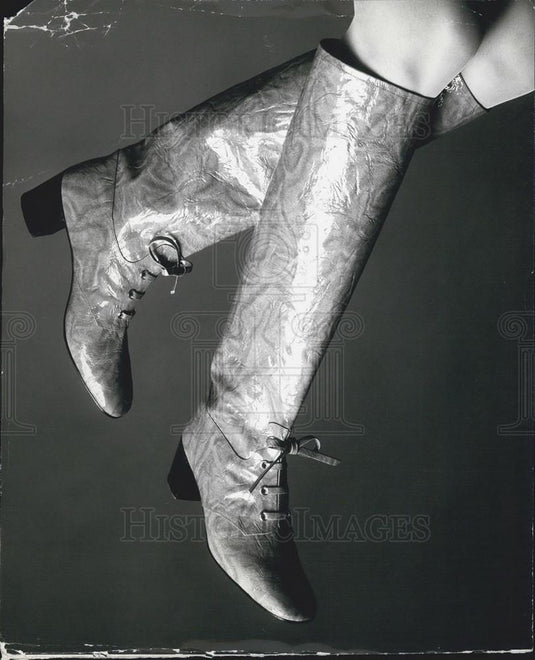 1970 Press Photo Tie Die Effect In "Corfam"  Knee Boot With Instep Lace-Spanish - Historic Images