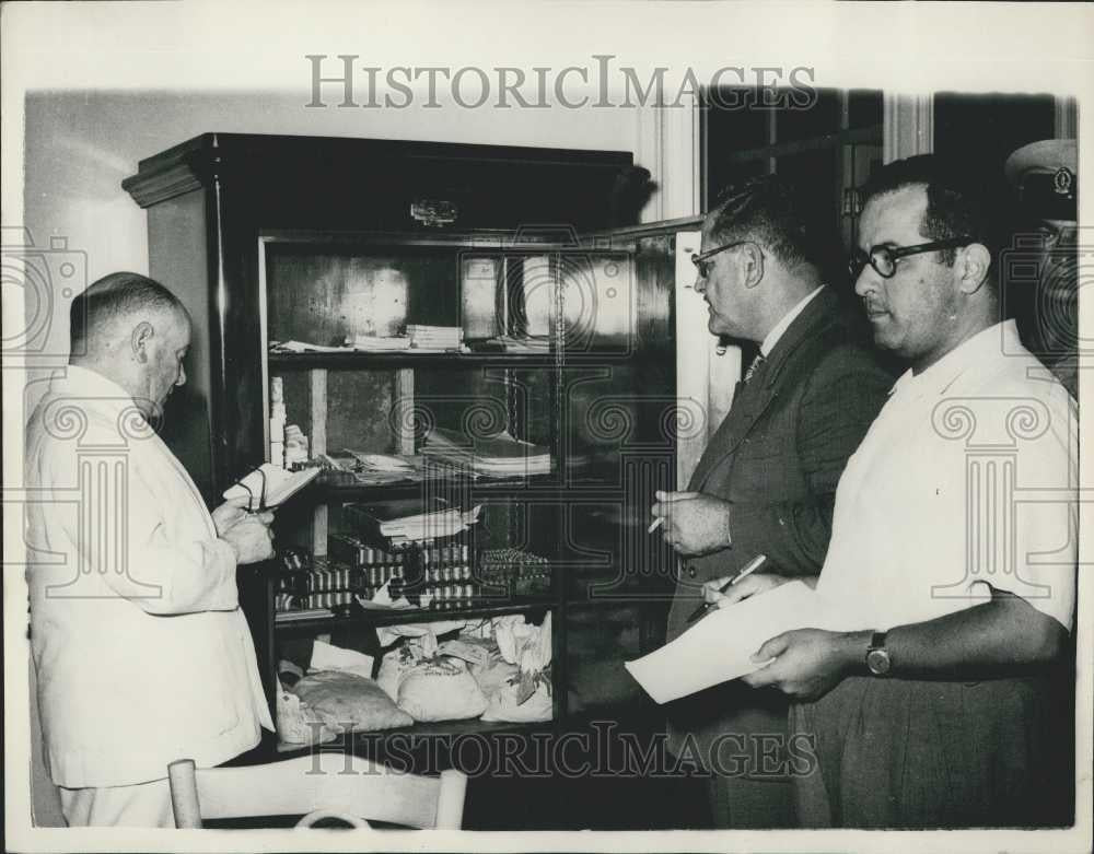 1956 Press Photo Egyptian Authorities Checking Cash at Port - Historic Images