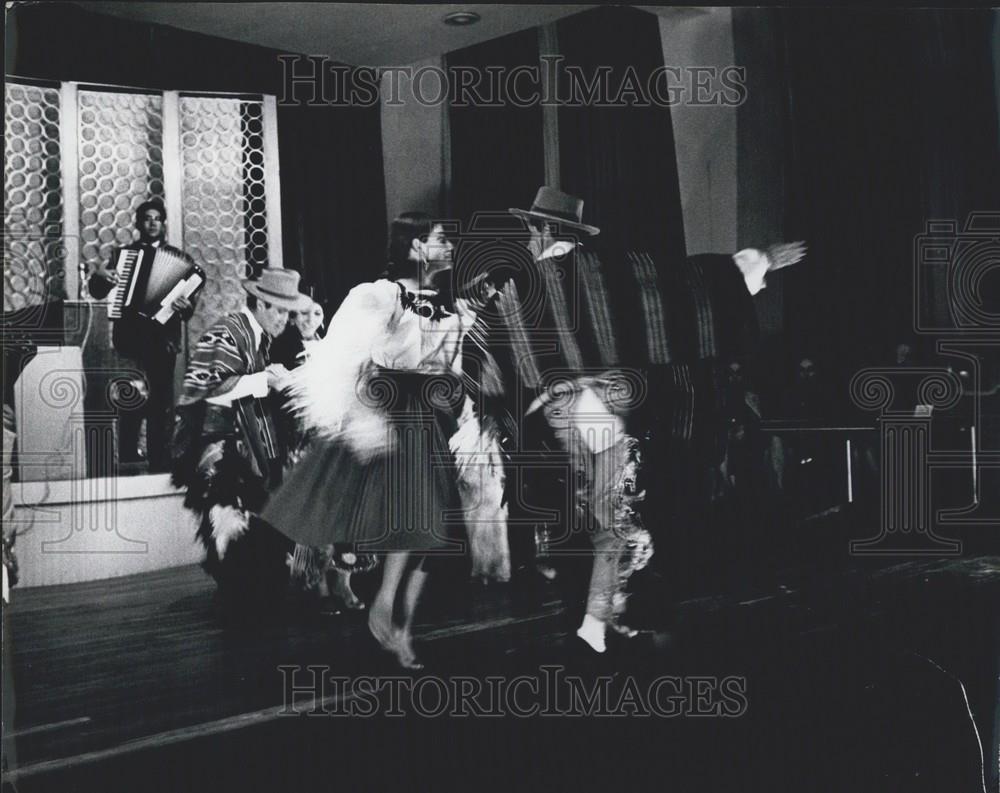 Press Photo Ballet Centro Ecuatorian Members Marcelo Ordonez Dancers - Historic Images