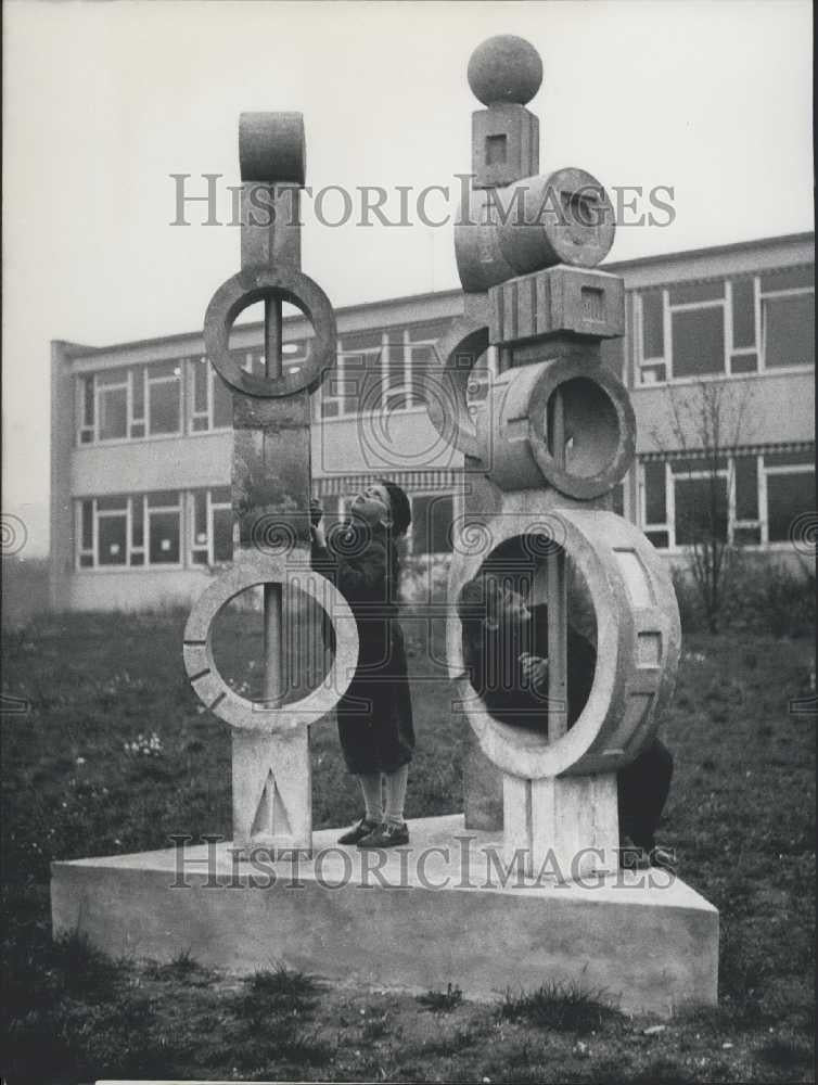 1959 Press Photo Climb Tree Sculpture Protestant Elementary School in Mehlen - Historic Images