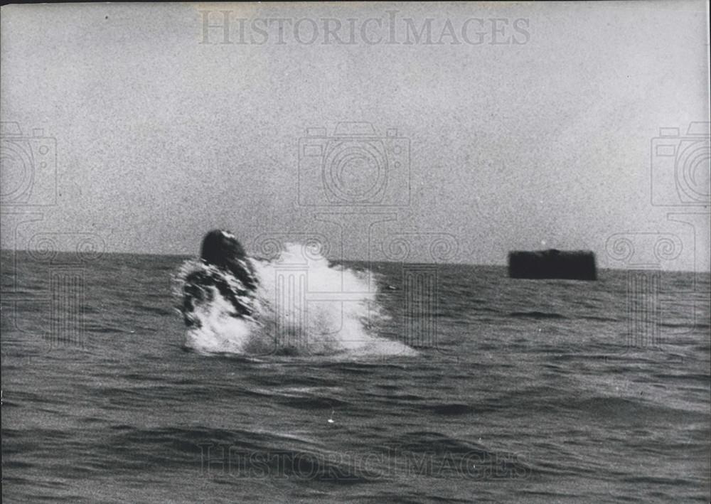1965 Press Photo Submarine Escape Trials, H.M.S. Dolphin, Royal Navy, Malta - Historic Images