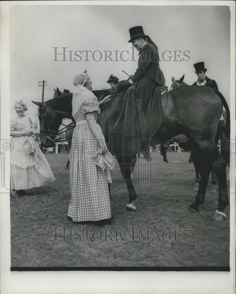 1954 Press Photo Duchess of Beaufort in 18th Century Costume Miss R. Morrison - Historic Images
