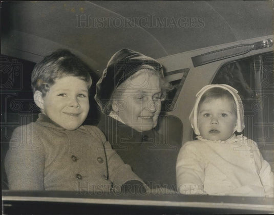 1961 Press Photo Viscount Linley and Lady Sarah Armstrong-Jones & nanny - Historic Images