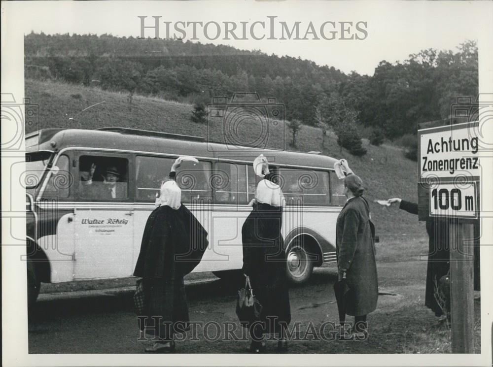 Press Photo Returnees Received Boarder Herleshausen - Historic Images