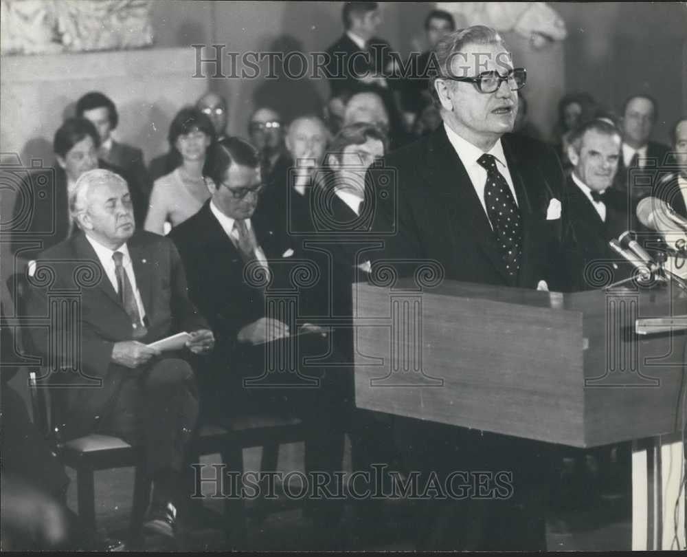 1973 Press Photo Nelson Rockefeller speaking ,Mr. Wilson, the Prime Minister - Historic Images