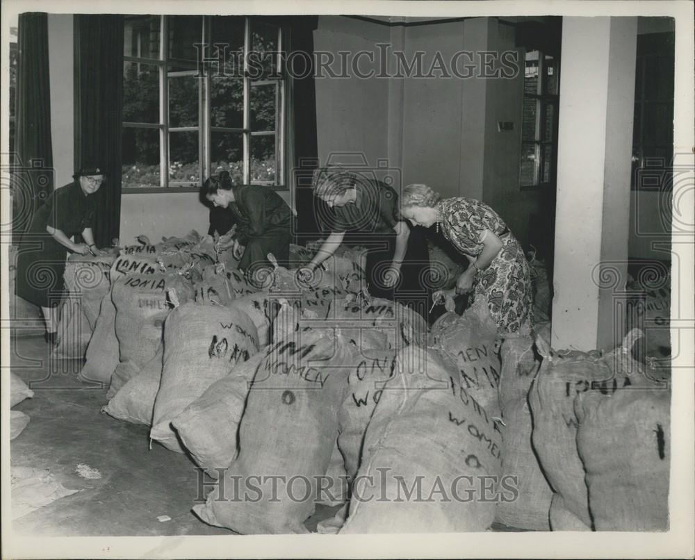 1953 Press Photo W.V.S. Send Clothing To Earthquake island - Historic Images