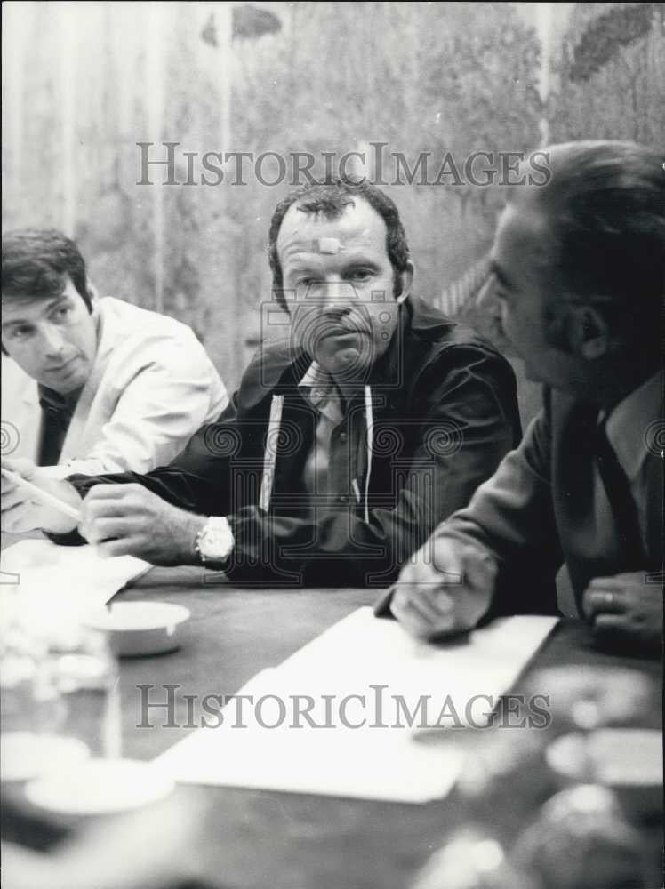 1970 Press Photo Gordon Cooper At Press Conference In Geneva Talks About Markets - Historic Images