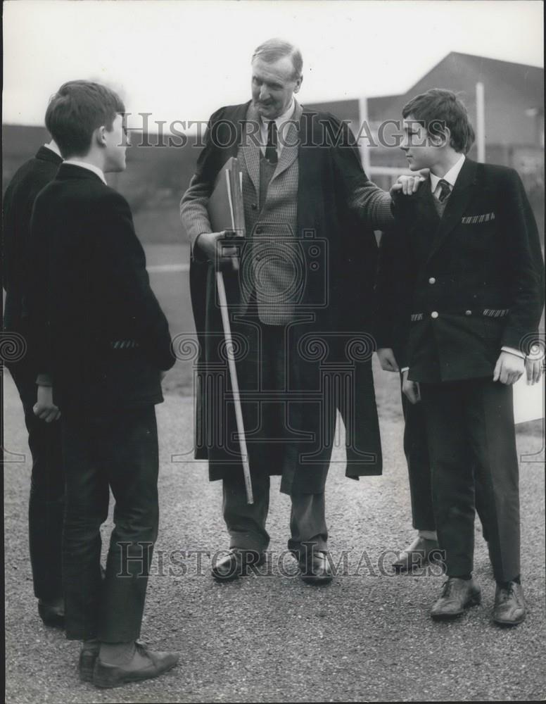 Press Photo Teacher Dr. Judge Talks To Students - Historic Images