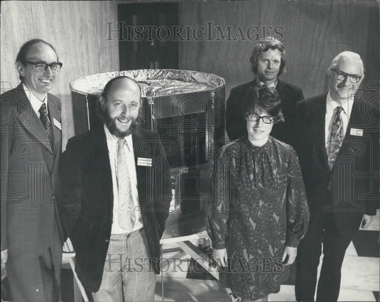 1975 Press Photo Britain satellite scientists Quenby Wilmore Burnell Pounds - Historic Images