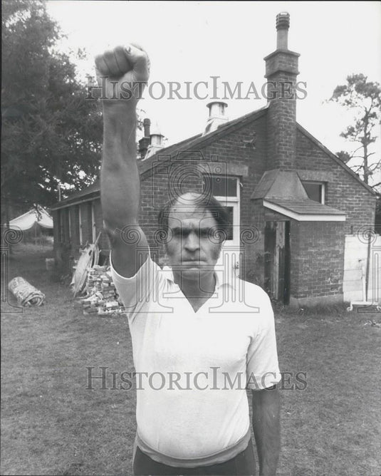 Press Photo Bob Acraman Gives Nazi Style Salute-Colditz Style POW Camp Adventure - Historic Images