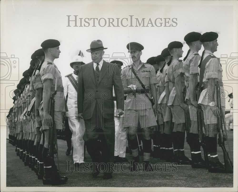 1953 Press Photo Pres Eisenhower &amp; guard of honor of the Royal Welch Fusiliers - Historic Images