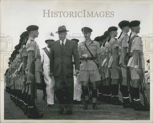 1953 Press Photo Pres Eisenhower & guard of honor of the Royal Welch Fusiliers - Historic Images