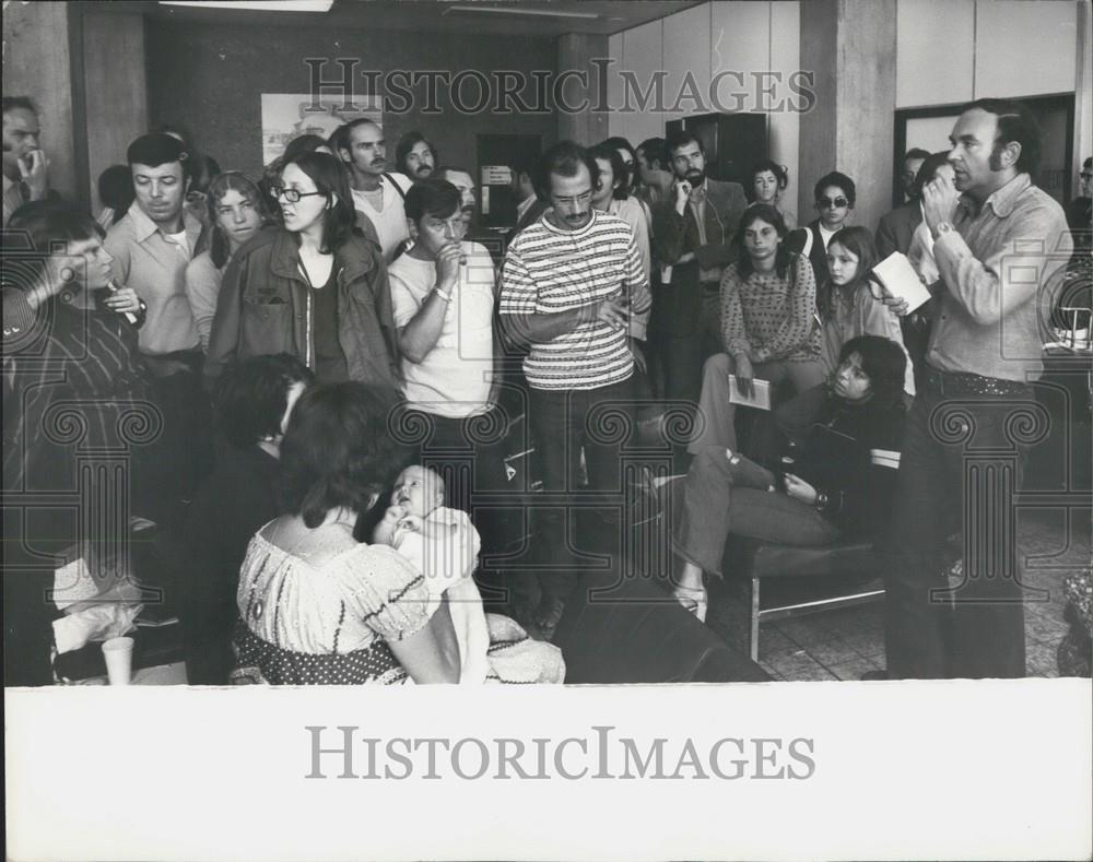 1972 Press Photo Daedalus Travel stops operations and has American tourists stra - Historic Images