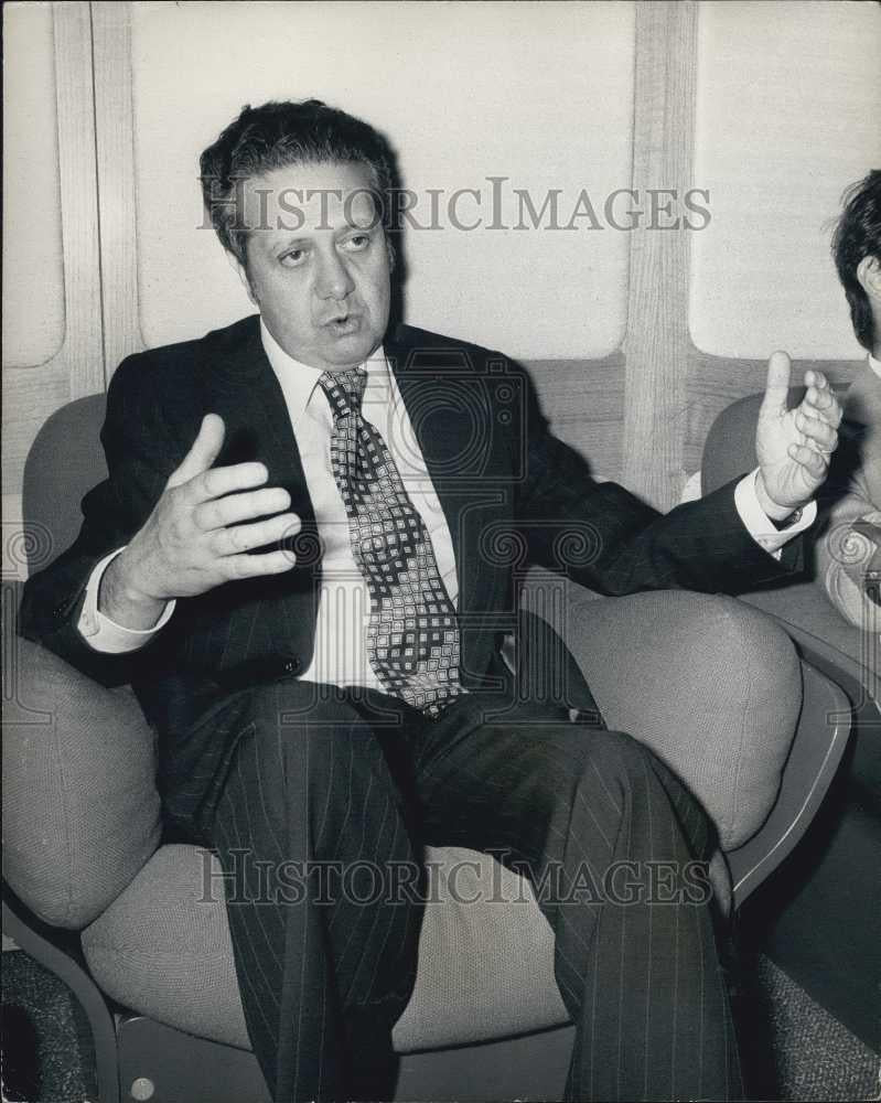 1974 Press Photo Mario Soares Portuguese Foreign Minister London Airport - Historic Images