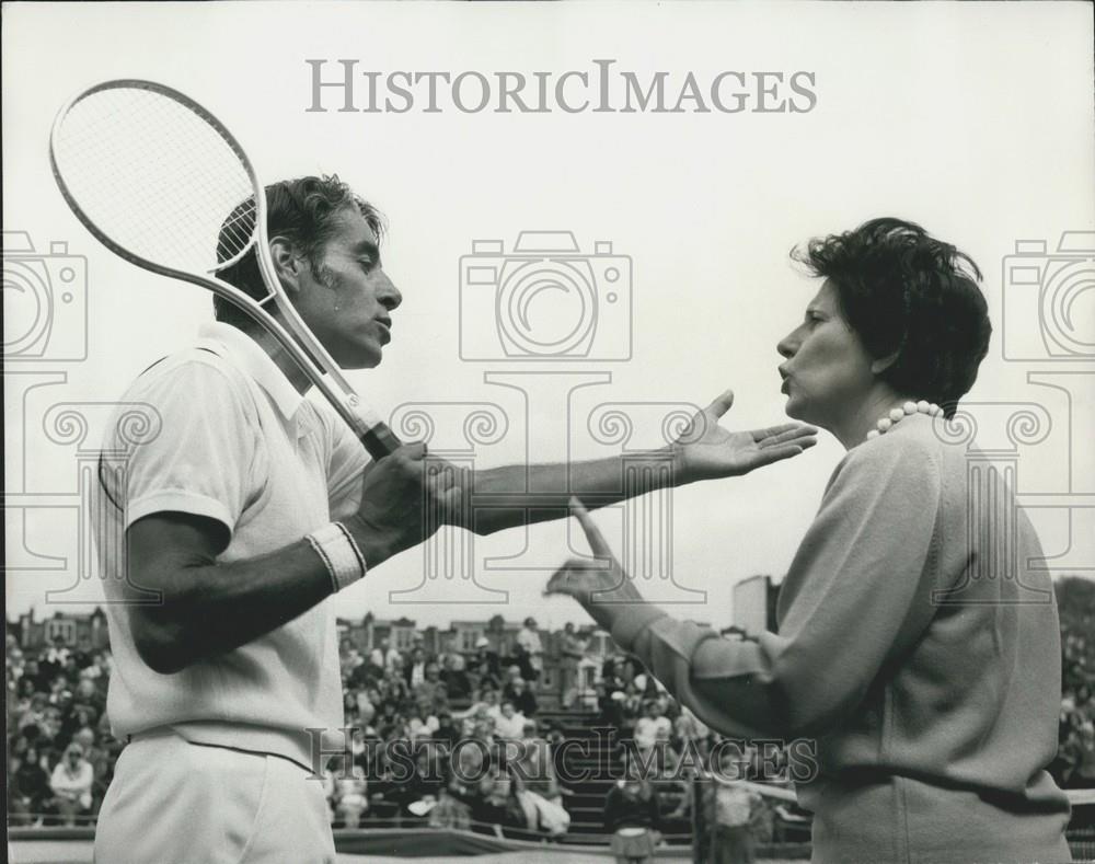 1972 Press Photo Gonzales Walks Off The Court During His Match With Paish - Historic Images