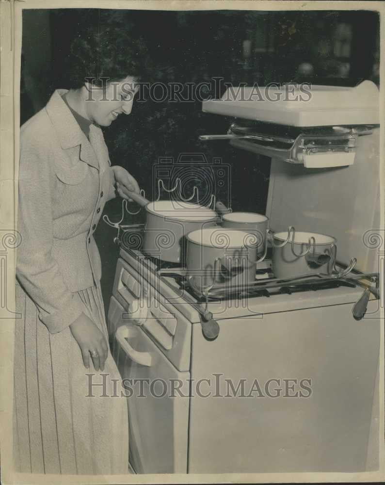 1955 Press Photo Opening Of The B.I.F. At Olympia Safety Device For Top Of Stove - Historic Images