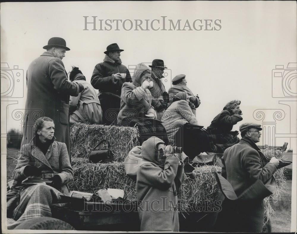 1953 Press Photo Judges On Straw Card Watch Hunter Trials Berkeley Wendover - Historic Images