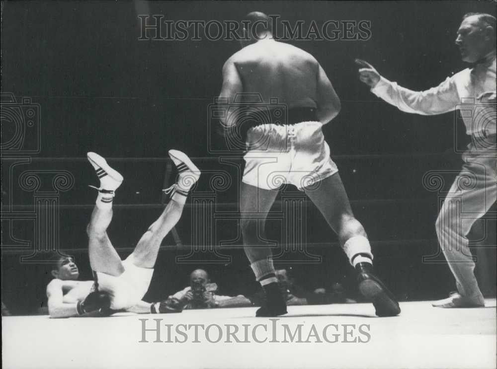 1966 Press Photo Boxer Gonzales Floored By Gil Giaz After One Minute - Historic Images